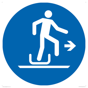 MP11476: Mandatory: Alighting from toboggan to the right