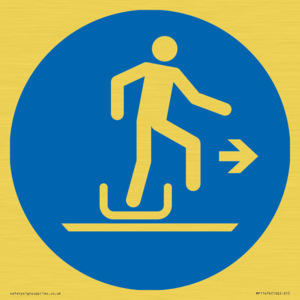MP11476: Mandatory: Alighting from toboggan to the right