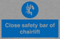 MP7517: Close safety bar of chairlift