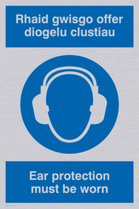 MP934: rhaid gwisgo offer diogelo clustiau