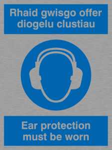 MP934: rhaid gwisgo offer diogelo clustiau