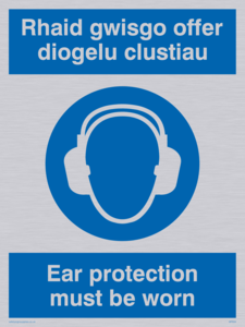 MP934: rhaid gwisgo offer diogelo clustiau