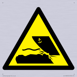 WL11208: W526 Warning: Submerged objects in watercraft areas