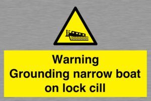WL7812: Warning Grounding narrow boat on lock cill