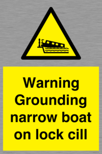 WL7812: Warning Grounding narrow boat on lock cill