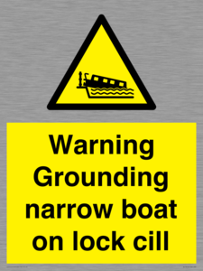 WL7812: Warning Grounding narrow boat on lock cill