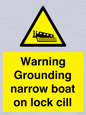 WL7812: Warning Grounding narrow boat on lock cill