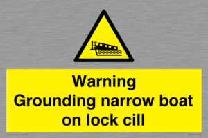 WL7812: Warning Grounding narrow boat on lock cill