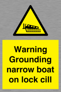 WL7812: Warning Grounding narrow boat on lock cill