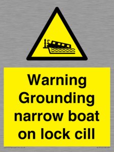 WL7812: Warning Grounding narrow boat on lock cill