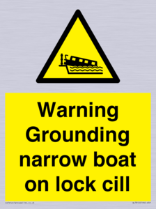 WL7812: Warning Grounding narrow boat on lock cill