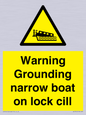 WL7812: Warning Grounding narrow boat on lock cill