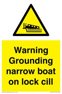 WL7812: Warning Grounding narrow boat on lock cill