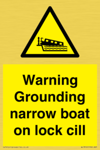 WL7812: Warning Grounding narrow boat on lock cill