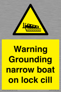 WL7812: Warning Grounding narrow boat on lock cill