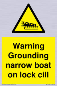 WL7812: Warning Grounding narrow boat on lock cill