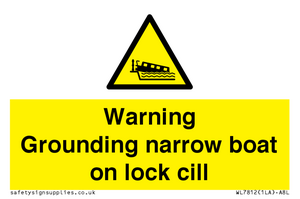 WL7812: Warning Grounding narrow boat on lock cill