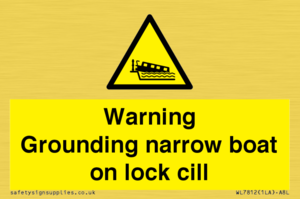 WL7812: Warning Grounding narrow boat on lock cill