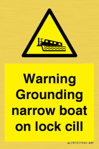 WL7812: Warning Grounding narrow boat on lock cill