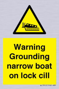 WL7812: Warning Grounding narrow boat on lock cill
