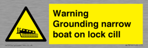 WL7812: Warning Grounding narrow boat on lock cill