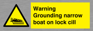 WL7812: Warning Grounding narrow boat on lock cill
