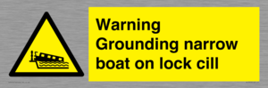 WL7812: Warning Grounding narrow boat on lock cill