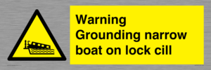 WL7812: Warning Grounding narrow boat on lock cill