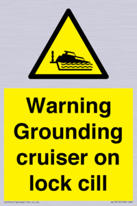 WL7813: Warning Grounding cruiser on lock cill