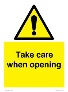 WV16781: Take care when opening door